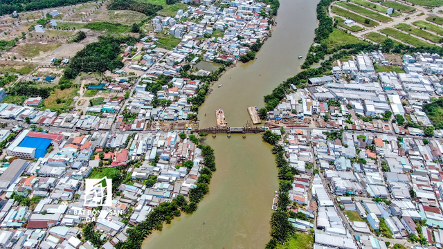 Nhiều dự án cầu đường quanh trục Nguyễn Hữu Thọ, Lê Văn Lương (Nhà Bè) đang được gấp rút đầu tư, tạo mật độ lưu thông cao cho khu đô thị cảng Hiệp Phước.