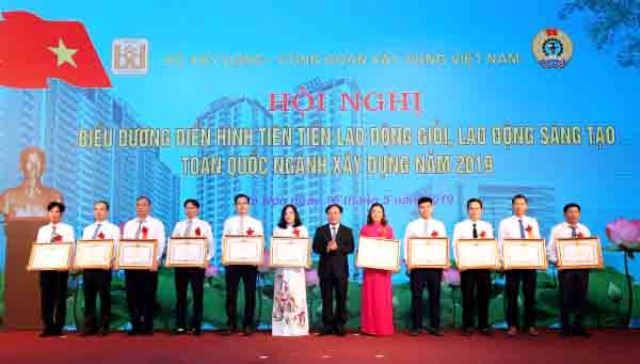 Thứ trưởng Nguyễn Văn Sinh trao Bằng khen của Thủ tướng Chính phủ cho các cá nhân điển hình tiên tiến