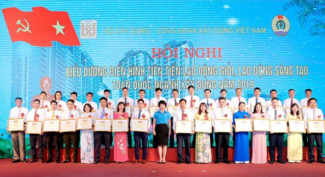 Chủ tịch Công đoàn XDVN Nguyễn Thị Thủy Lệ trao Bằng khen của Công đoàn XDVN cho các cá nhân điển hình tiên tiến