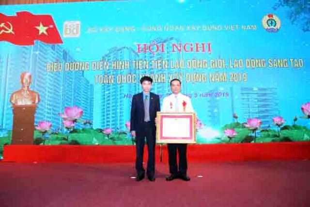 Phó Chủ tịch Tổng Liên đoàn LĐVN Trần Văn Thuật trao Huân chương Lao động hạng Ba của Chủ tịch nước cho cá nhân điển hình tiên tiến