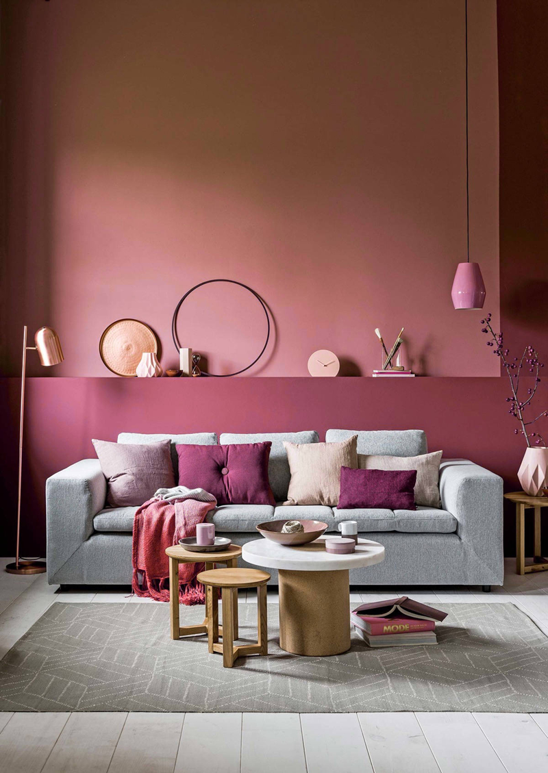 Một góc phòng khách có sự pha trộn giữa màu hồng phấn, hồng cánh sen,  màu chì và trắng