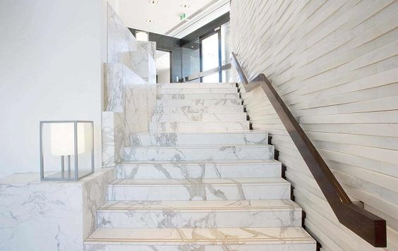 Ý tưởng cầu thang đá marble trắng cùng đường vân tự nhiên đơn giản kết hợp với ngôi nhà có tông sáng và thông thoáng sẽ là sự lựa chọn tuyệt vời