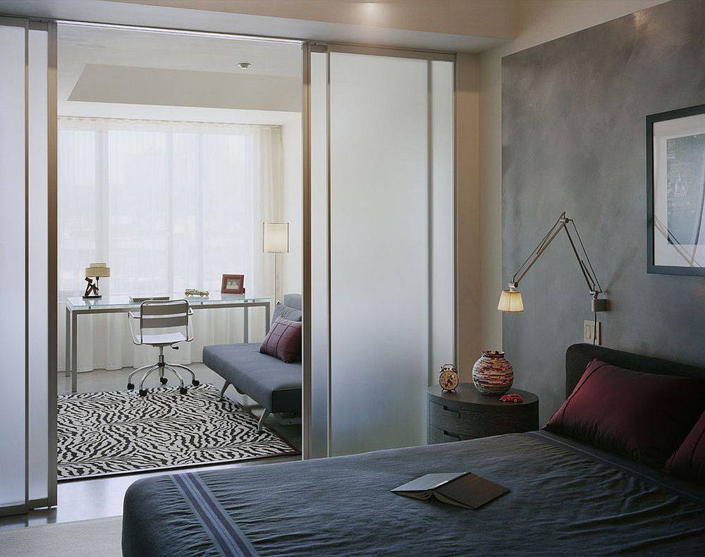 Phòng ngủ ngăn cách với không gian phòng làm việc bằng cửa kính trượt