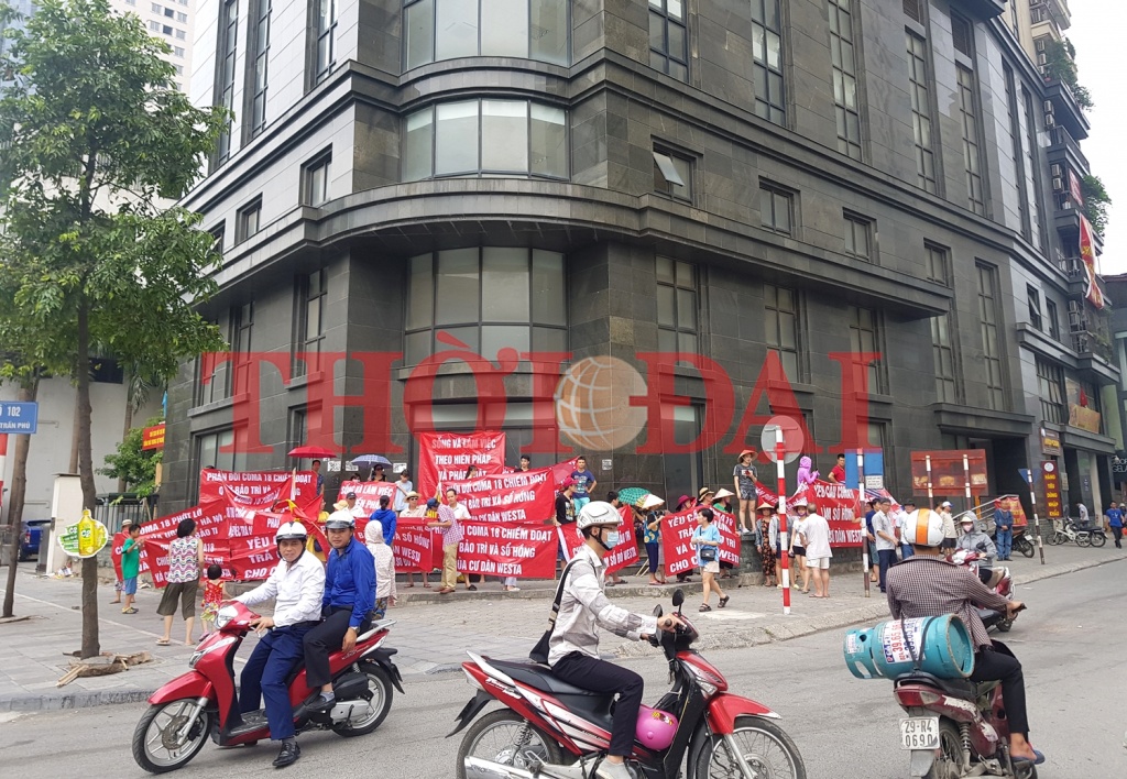 Cư dân Westa (104 Trần Phú, Hà Đông) căng băng rôn phản đối CĐT là Công ty Cổ phần Cơ khí xây dựng số 18 (COMA18)