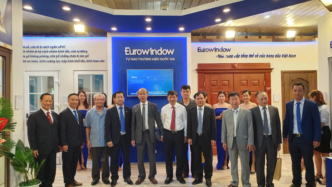 Ông Nguyễn Văn Sinh - Thứ trưởng Bộ Xây dựng cùng đông đảo lãnh đạo các bộ ban ngành Trung ương, địa phương tới tham quan khu trưng bày của Eurowindow
