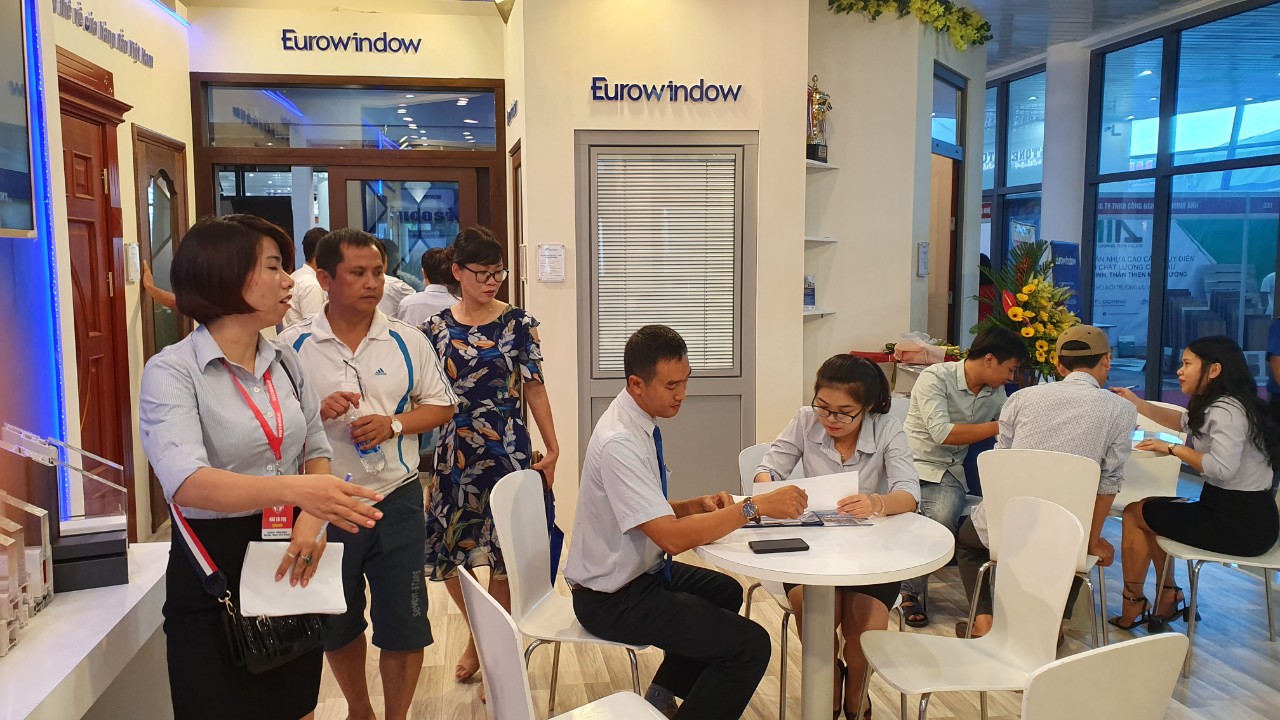 Đông đảo Khách hàng tham quan, ký hợp đồng lắp đặt sản phẩm cửa và vách nhôm kính lớn Eurowindow tại triển lãm