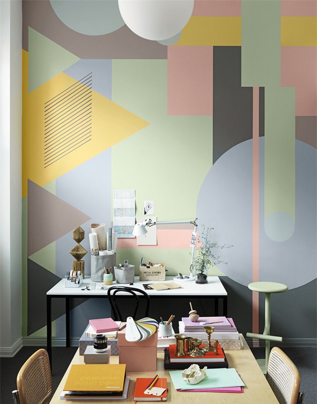 Họa tiết hình học đầy màu sắc mang đến vẻ đẹp thú vị cho phòng làm việc tại nhà