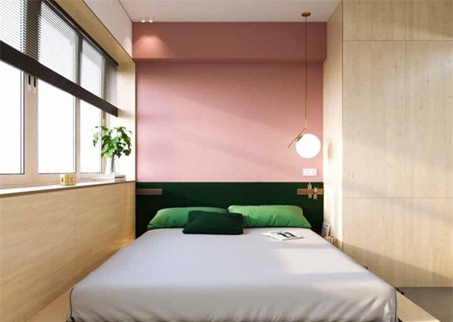 Gam màu hồng được dùng làm điểm nhấn ấn tượng cho bức tường phía đầu giường giúp ghi điểm ấn tượng cho căn phòng ngủ