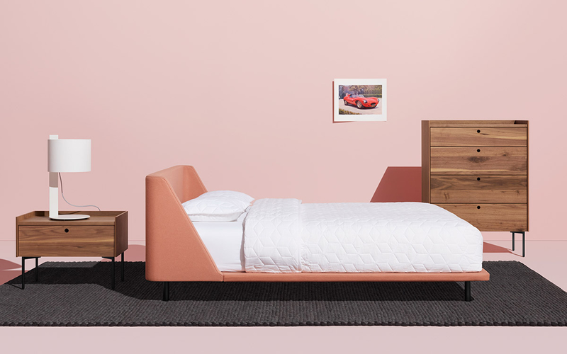 Một thiết kế màu hồng san hô cổ điển làm cho chiếc giường này trở nên nổi bật