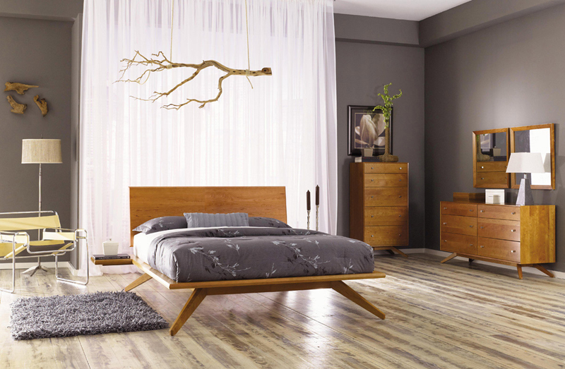 Một chiếc giường ngủ chắc chắn, kết hợp với cành cây trang trí bên trên khiến chủ nhân ngắm mãi không chán