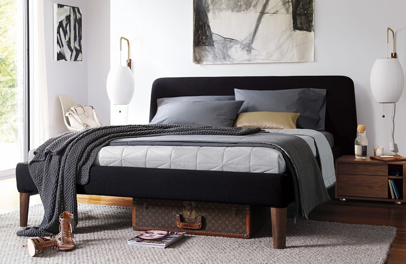 Giường bọc vải màu đen, hoàn toàn phù hợp với những phòng ngủ màu sáng hay mang phong cách trung tính