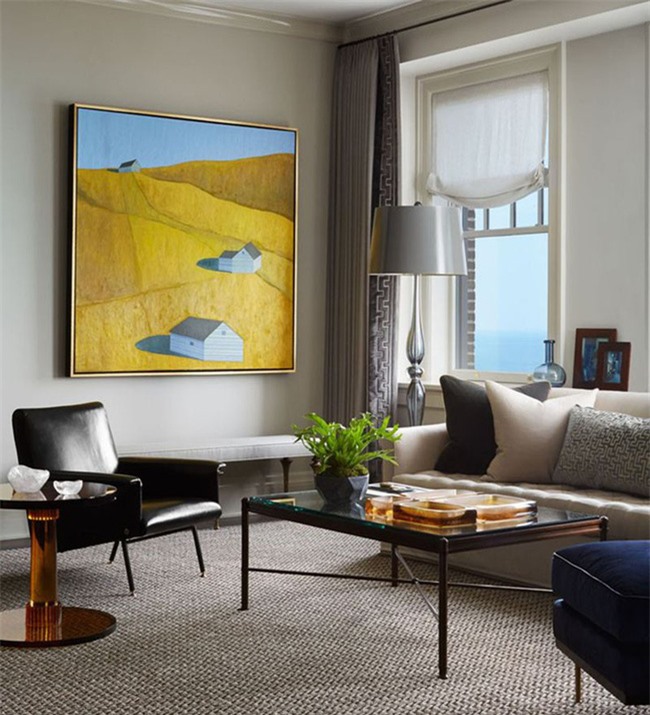 Sắc vàng tươi của bức tranh treo tường giúp nó trở thành tâm điểm chú ý của cả căn phòng khách