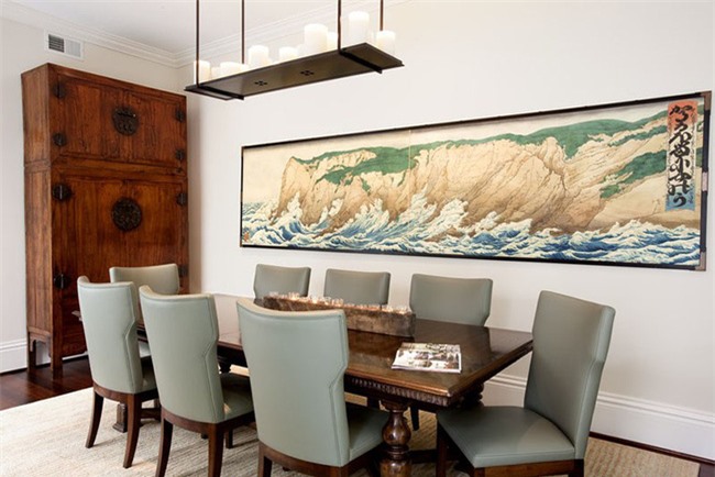 Một bức tranh treo tường ấn tượng có kích thước cân đối với chiều dài của bộ bàn ăn gia đình