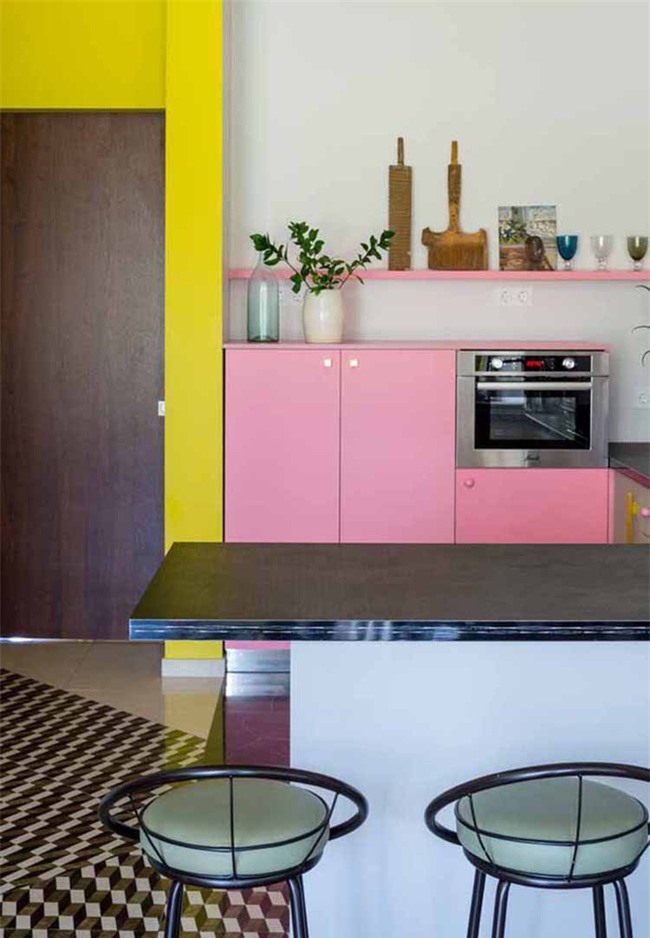 Những căn bếp được trang trí với màu sắc rực rỡ luôn khiến bất kỳ ai cũng cảm thấy đầy thu hút