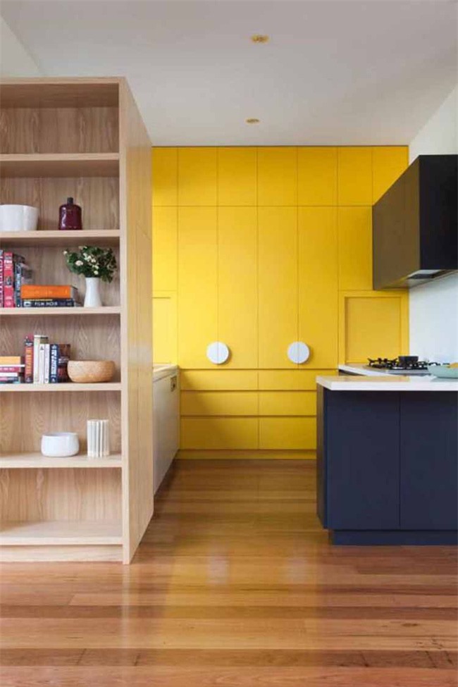 Những bộ tủ bếp với những gam màu tươi sáng là lựa chọn của rất nhiều gia đình trẻ hiện nay