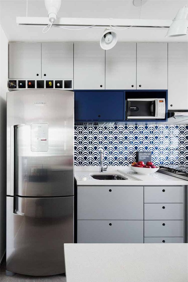 Căn bếp gia đình hiện đại đầy ấn tượng với sự kết hợp giữa màu sắc nổi bật và họa tiết bắt mắt