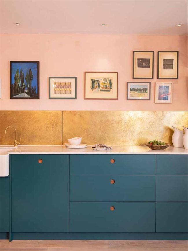 Bạn có thể tự mình sơn lại cho bộ tủ bếp đã phai màu với những gam màu sắc nổi bật như thế này