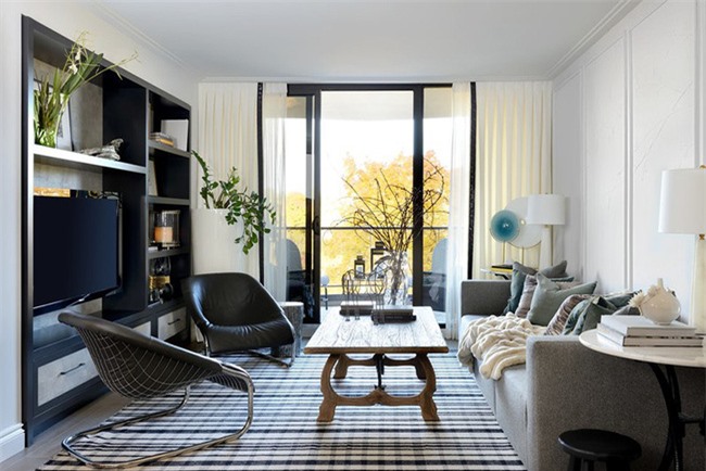 Bạn nên lựa chọn đồ nội thất ăn ý với phong cách và màu sắc chủ đạo của phòng khách.