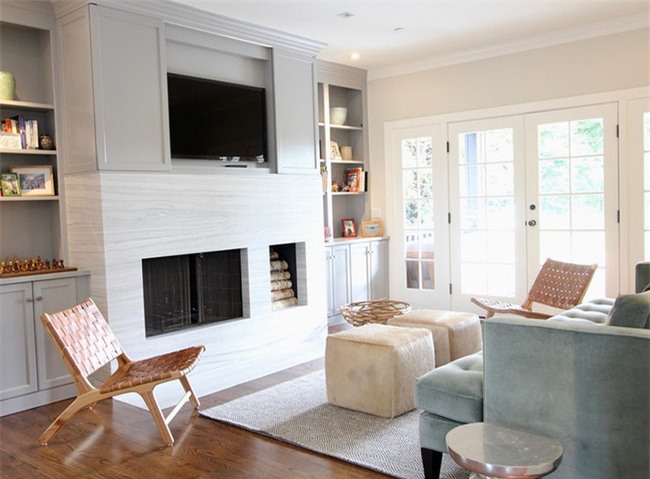 Những món đồ nội thất bằng gỗ không chỉ mang đến vẻ đẹp tự nhiên mà còn tạo cảm giác ấm cúng cho căn phòng khách của gia đình.