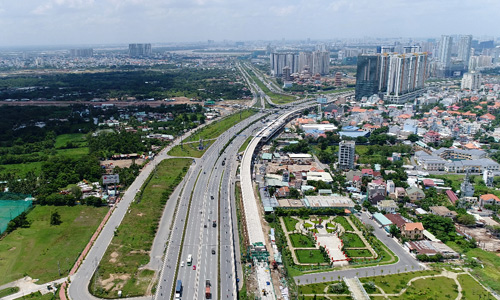 Một trục giao thông tập trung nhiều dự án bất động sản ở khu Đông TP HCM. Ảnh: Trần Quỳnh