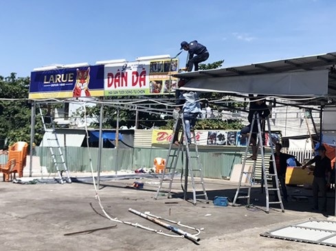 Đội KTQTĐT quận Sơn Trà đã tiến hành tháo dỡ quán nhậu Dân Dã xây dựng tạm, không có giấy phép trên đường Hoàng Sa (Ảnh: HC)