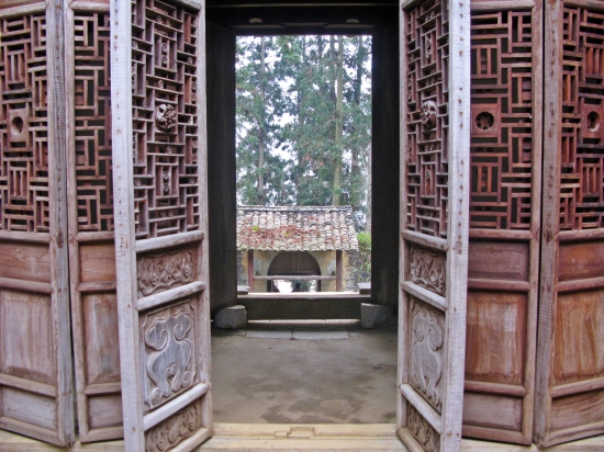 Các chi tiết cửa gỗ đặc sắc của kiến trúc Nhà Vương. Ảnh: TTH 