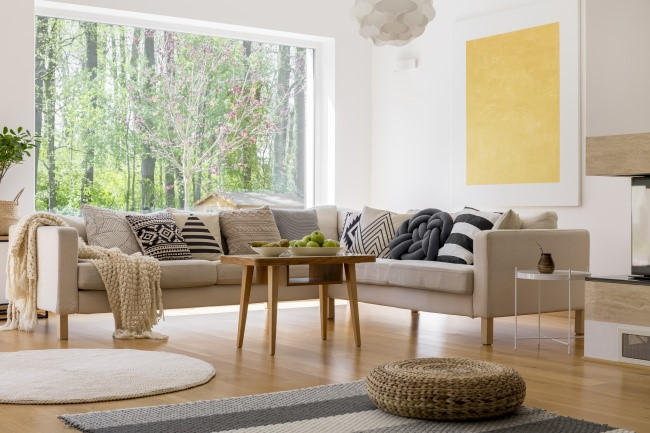 Tay vịn và lưng ghế sofa lớn không còn phổ biến nữa. Hình dạng đơn giản và kích thước nhỏ đang trở thành xu hướng trong thiết kế nội thất hiện đại.