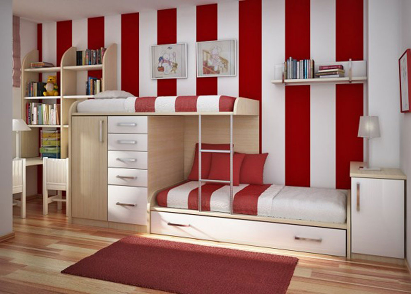 Căn phòng trở nên ấn tượng và sáng sủa hơn với gam màu đỏ và trắng làm chủ đạo