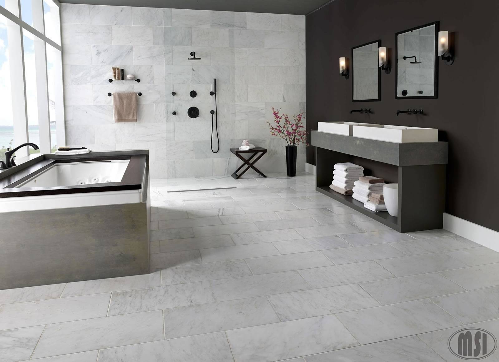 Một trong những lợi ích của gạch đá cẩm thạch Arabescato Carrara là một số kích thước có sẵn đã được mài hoàn hảo để dùng cho phòng tắm