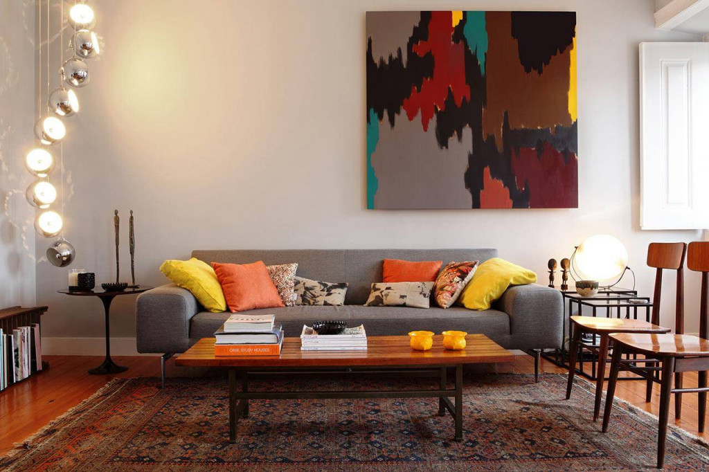 Một bức tranh treo tường với nhiều màu sắc cũng là giải pháp hoàn hảo cho căn phòng khách đơn màu