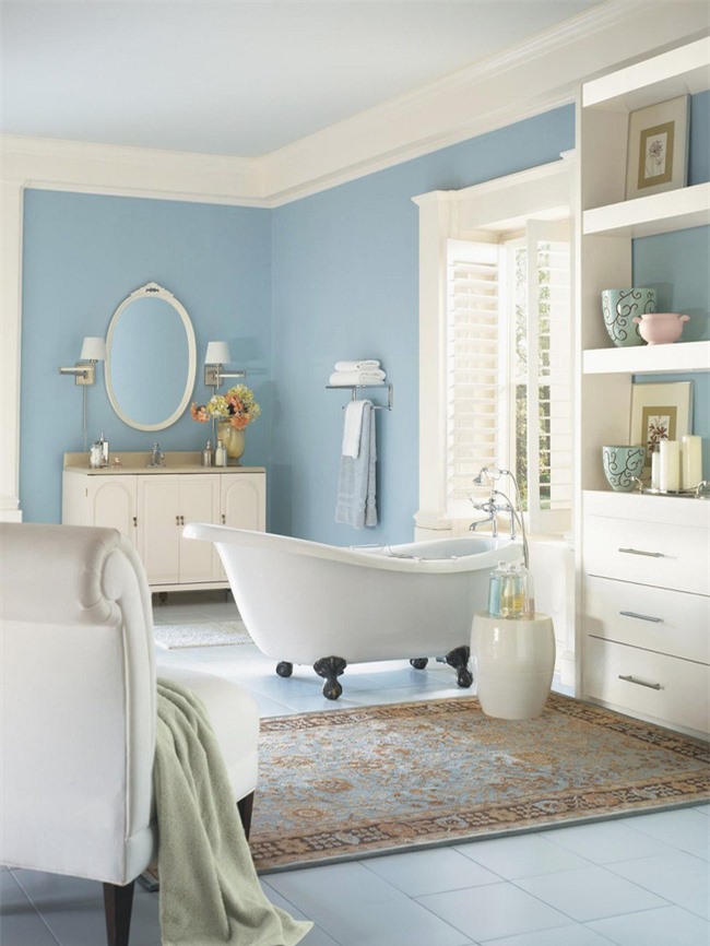 Màu ngà làm sắc thái chính, màu xanh lam là màu phụ và một số màu nâu để tạo nên một phòng tắm tươi mát