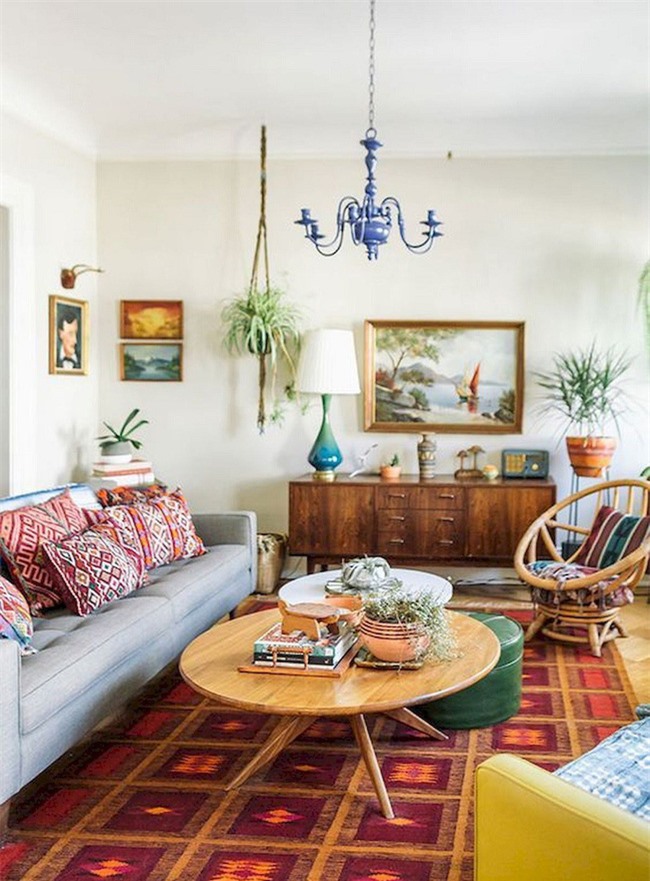 Phong cách boho giúp phòng khách hiện đại với những chiếc gối in sáng, một tấm thảm và đồ nội thất đầy màu sắc