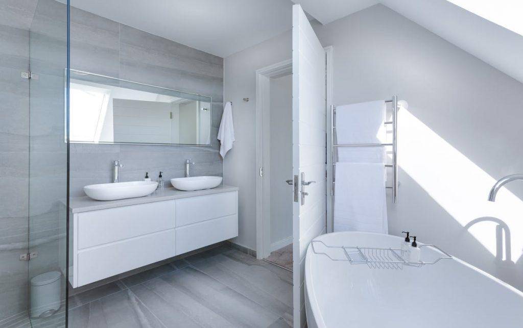 Mạnh dạn thay thế những chiếc gương nhỏ trong phòng tắm thành chiếc gương lớn nhé!