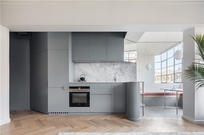 Nhà bếp hiện đại màu xám với sàn gỗ cho căn hộ nhỏ xinh