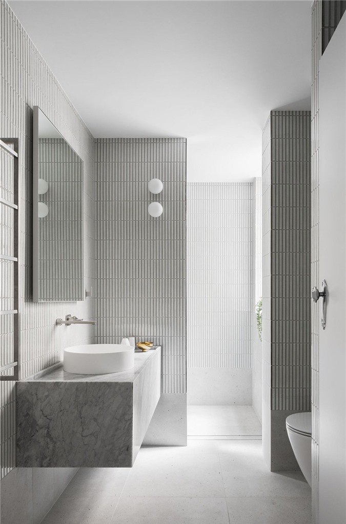 Phòng tắm màu xám và trắng với ánh sáng tự nhiên rộng rãi