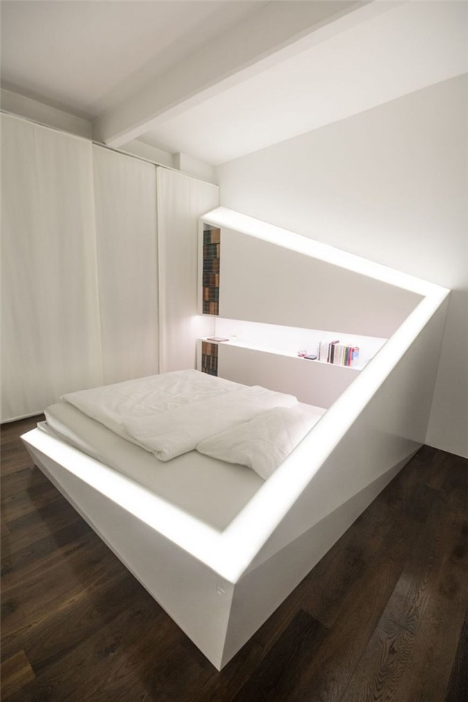 Nhờ có hệ thống đèn led được đặt bao quanh mà chiếc giường ngủ đơn điệu bỗng nổi bật hơn nhiều