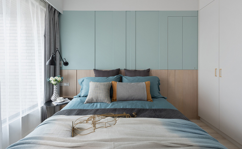 Trong phòng ngủ chính tường đầu giường sơn màu xanh xám tạo ra một bầu không khí nhàn nhã