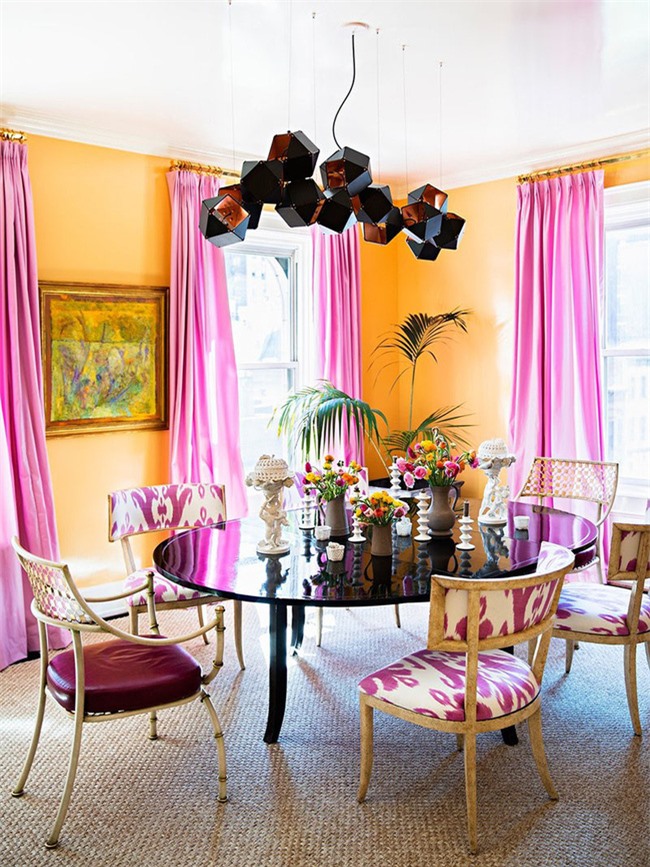Căn phòng ăn của gia đình trông vô cùng ấn tượng nhờ sự kết hợp màu sắc khéo léo