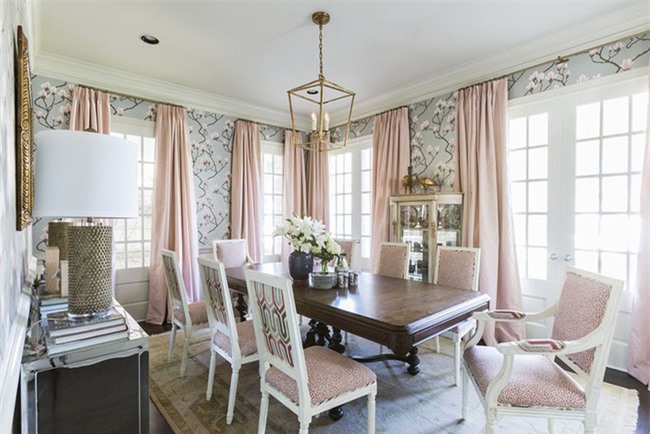 Bộ rèm cửa màu hồng phấn được sử dụng vừa để tạo điểm nhấn vừa giúp làm tăng nét thanh lịch của căn phòng