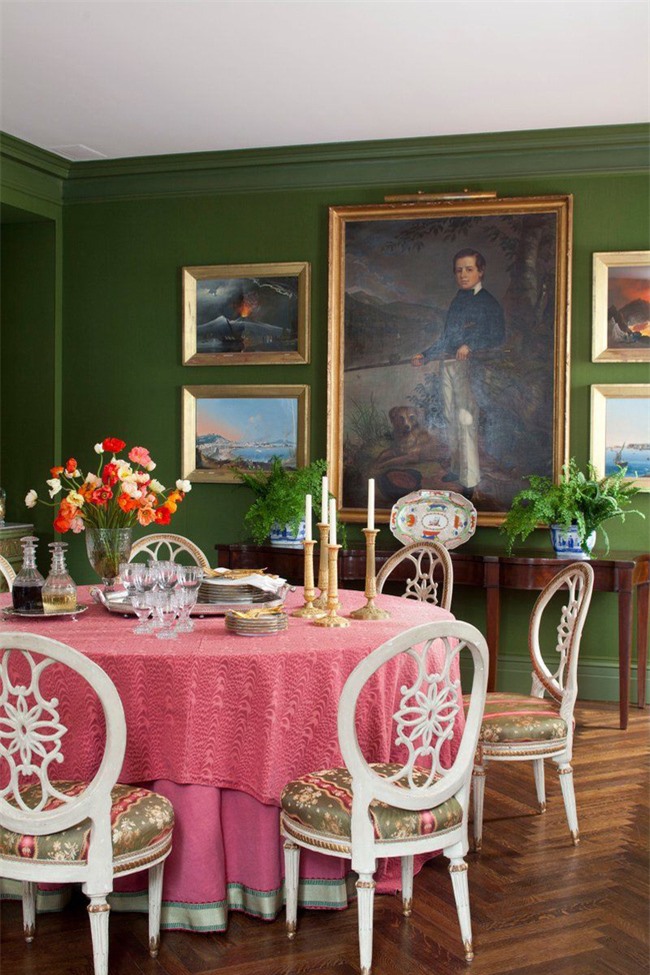 Chỉ lướt qua thôi, bạn cũng dễ dàng nhận thấy tấm khăn trải bàn hồng tươi là tâm điểm của căn phòng ăn gia đình