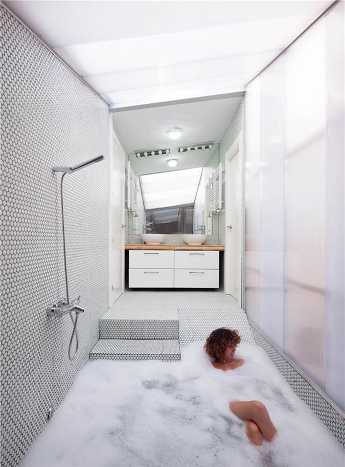 Phòng tắm tối giản với bồn tắm chìm được kết hợp với không gian tắm