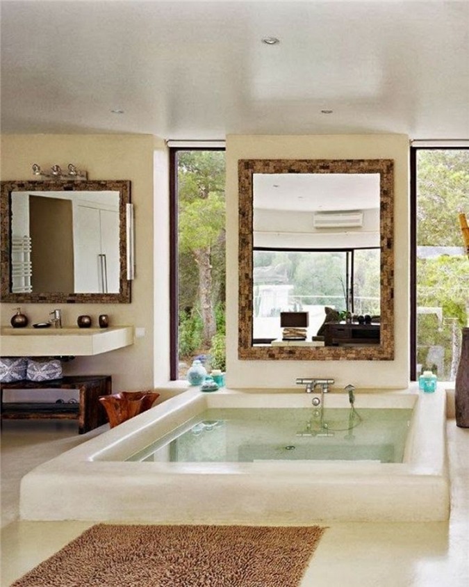 Phòng tắm đầy phong cách với bồn tắm chìm lớn, có cửa sổ dọc để nhìn và cửa sổ lớn giữ sự riêng tư của bạn