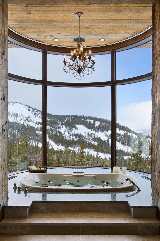 Phòng tắm tuyệt đẹp với tầm nhìn toàn cảnh, bồn tắm chìm, đèn chùm, nến là không gian tuyệt vời để tận hưởng thời gian tắm của bạn