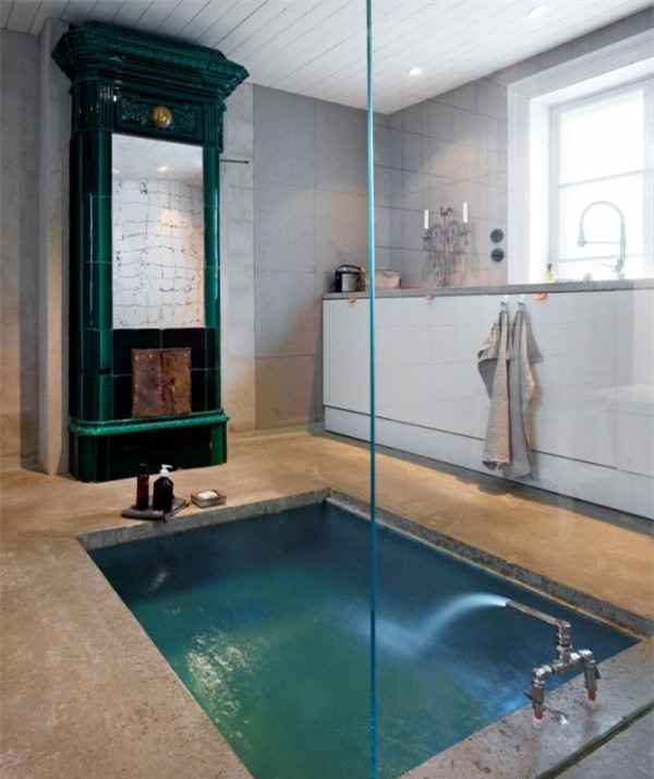 Phòng tắm chiết trung với lò sưởi xanh, bồn tắm chìm trong bê tông cộng với bảng điều khiển màu trắng
