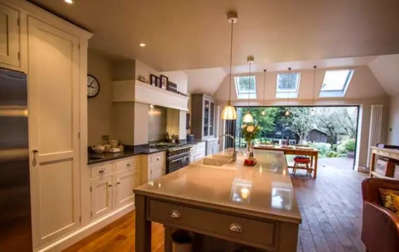 Chỉ cần thay các tay cầm tủ bếp đã cũ bằng loại mới, hiện đại hơn là ngôi nhà đã trở nên khác biệt.
