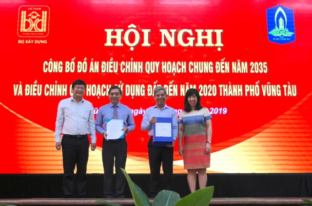 Đại diện Bộ Xây dựng trao Quyết định, tài liệu điều chỉnh quy hoạch cho lãnh đạo tỉnh Bà Rịa-Vũng Tàu và thành phố Vũng Tàu