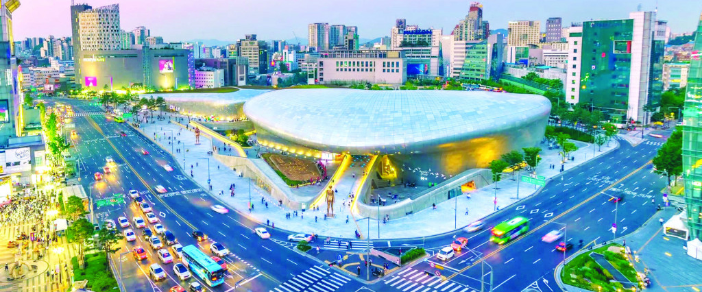  Quảng trường Dongdaemun Design Plaza phục vụ cộng đồng được xây dựng mới trên cơ sở chuyển đổi hợp khối chức năng sử dụng đất 