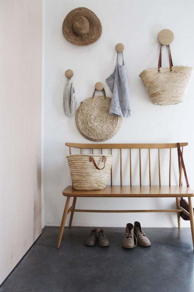 Những chiếc móc gắn tường không chỉ có tác dụng treo đồ đạc như trang phục, túi xách,… mà còn là phụ kiện tuyệt vời giúp trang trí hành lang. Mẫu móc gắn tường bằng gỗ dành cho những ai chuộng sự đơn giản nhưng vẫn tinh tế.