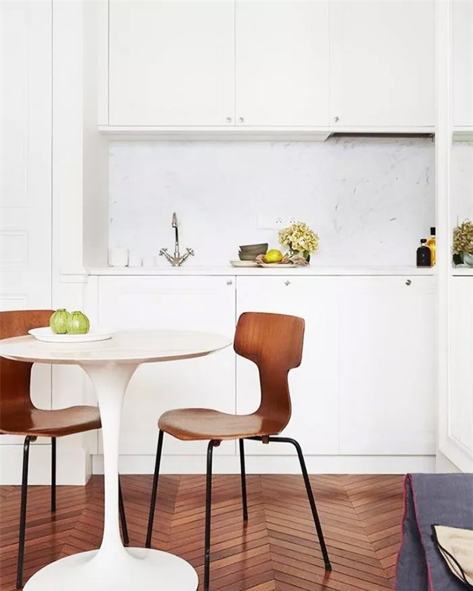 Trong nhà bếp hiện đại màu trắng sáng này, nhà thiết kế đã sử dụng các đường kẻ sạch sẽ, bảng màu sáng và kiểu dáng đơn giản, tối giản để tạo cảm giác thoáng mát.