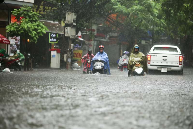 Phố Vương Thừa Vũ- Hoàng Văn Thái ngập sau trận mưa lớn ngày 22.8